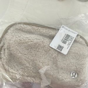 Lululemon everywhere belt bag *fleece